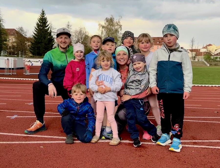 Děti z přípravky #tymdejvidkids s trenéry na atletické dráze