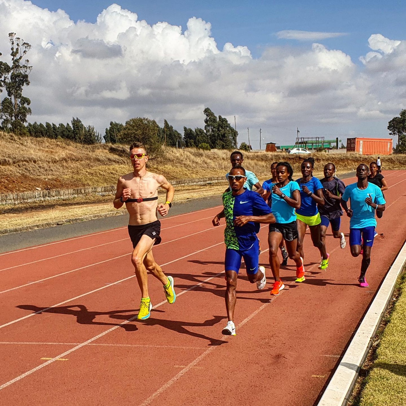 Trénink na atletické dráze v Africe — vedení skupiny elitních afrických běžců