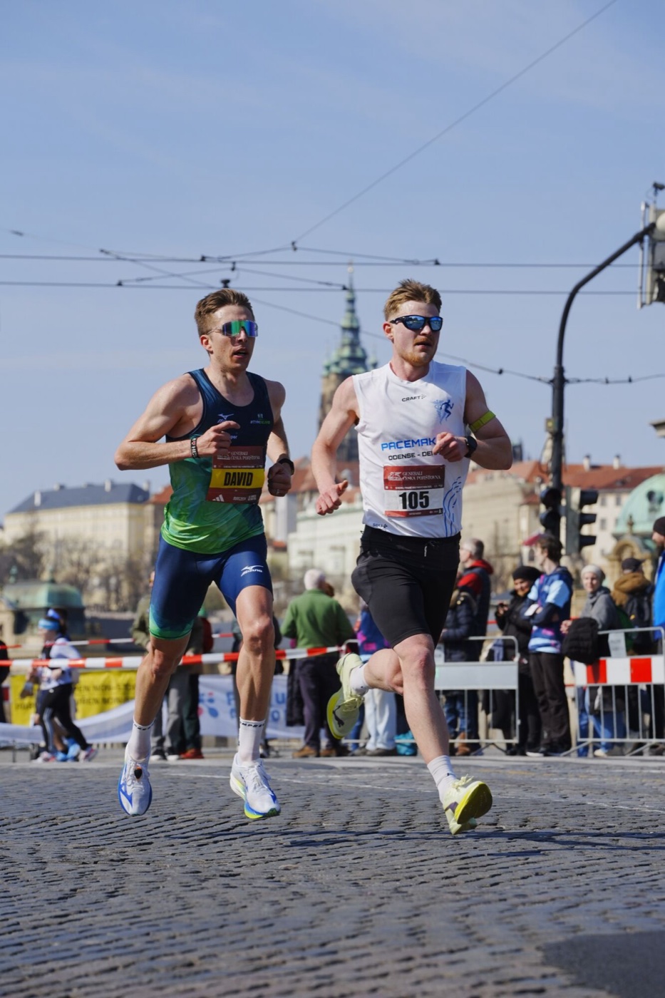 Pražský půlmaraton 2026 — osobák 1:07:11 v dresu Mizuno před Hradčany