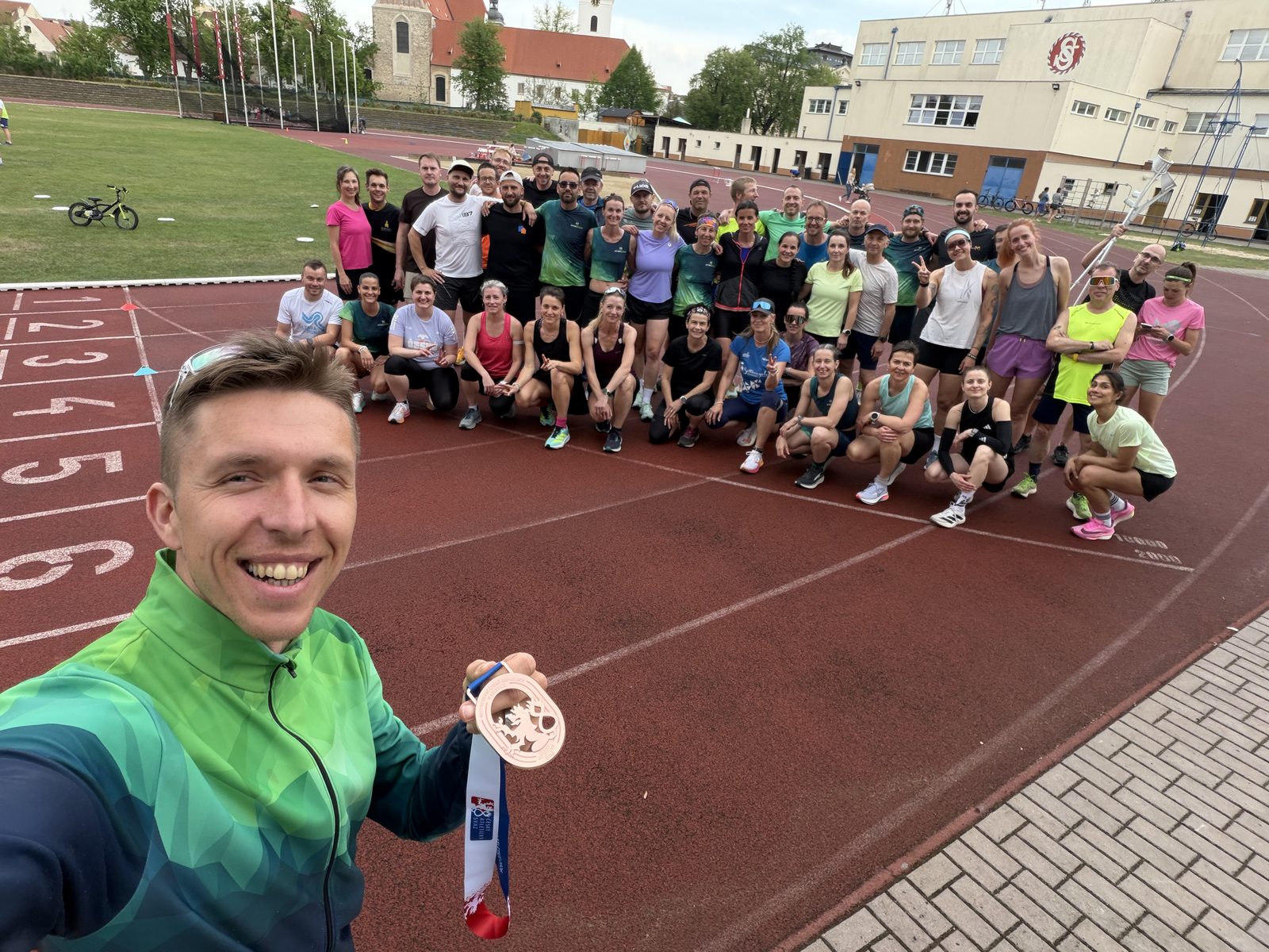 Skupinový trénink #tymdejvid na atletickém stadionu Sokolský ostrov, České Budějovice